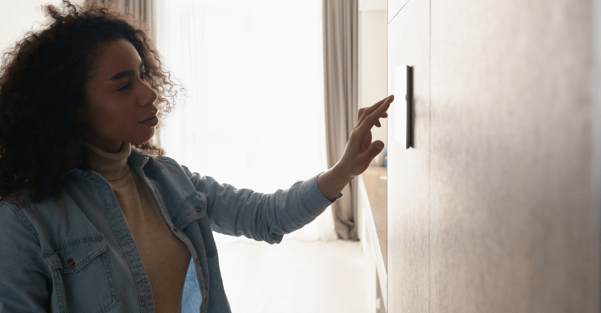 Femme qui active son alarme au clavier mural